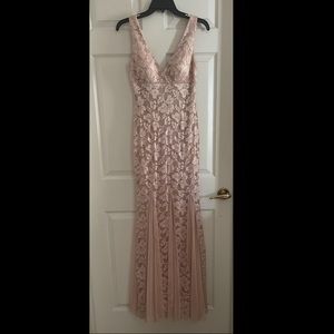XSCAPE beautiful lace dress. Light/pastel pink. Worn twice. Size 4.